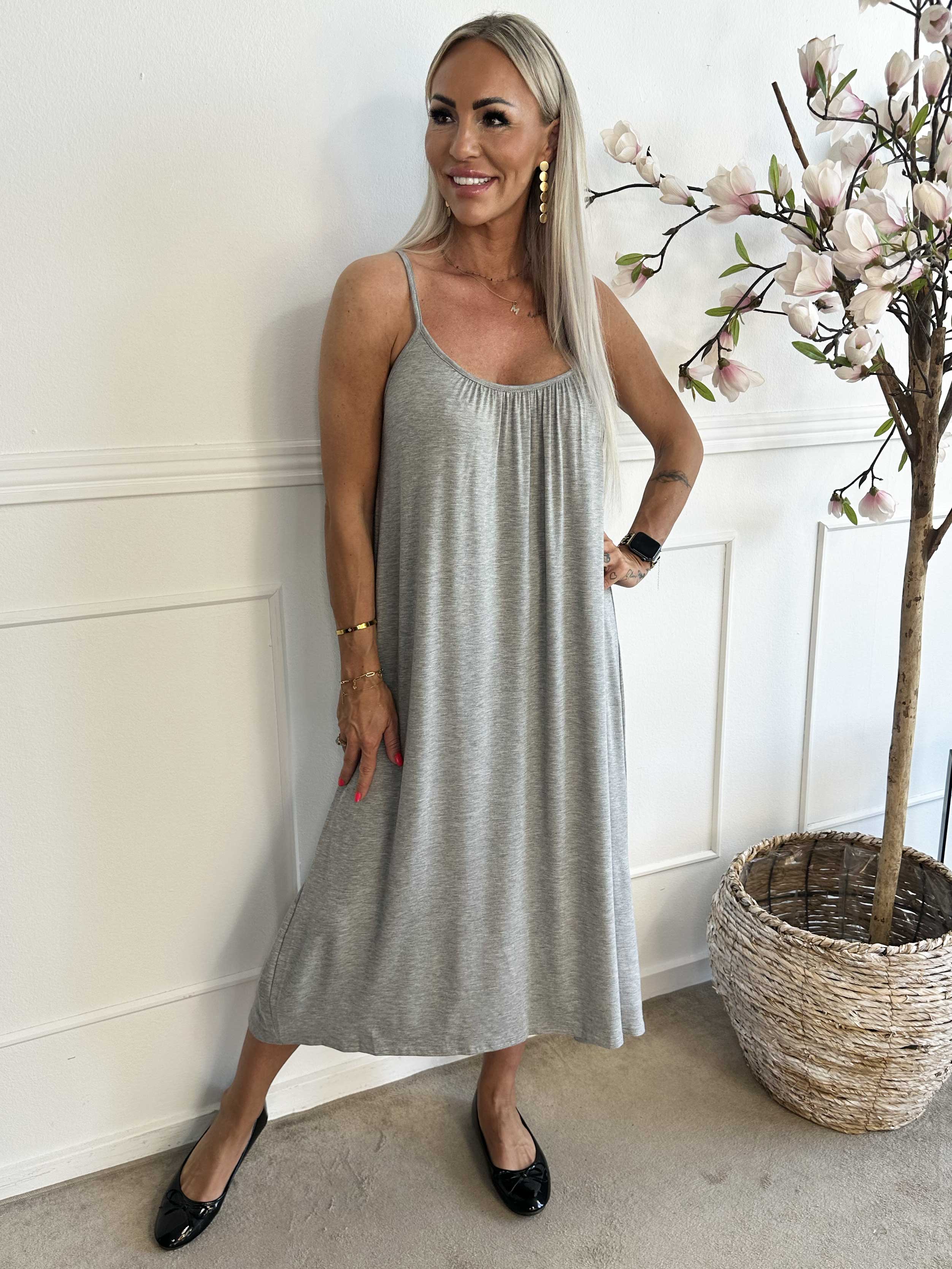 Olivia - Klänning med långa band i viskos